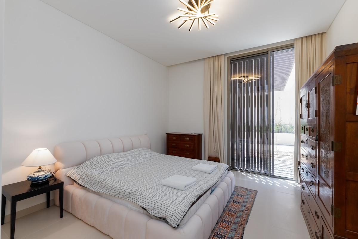 Exclusive 4BR Villa w/ Pvt Pool & Beach, Al Zorah - 3