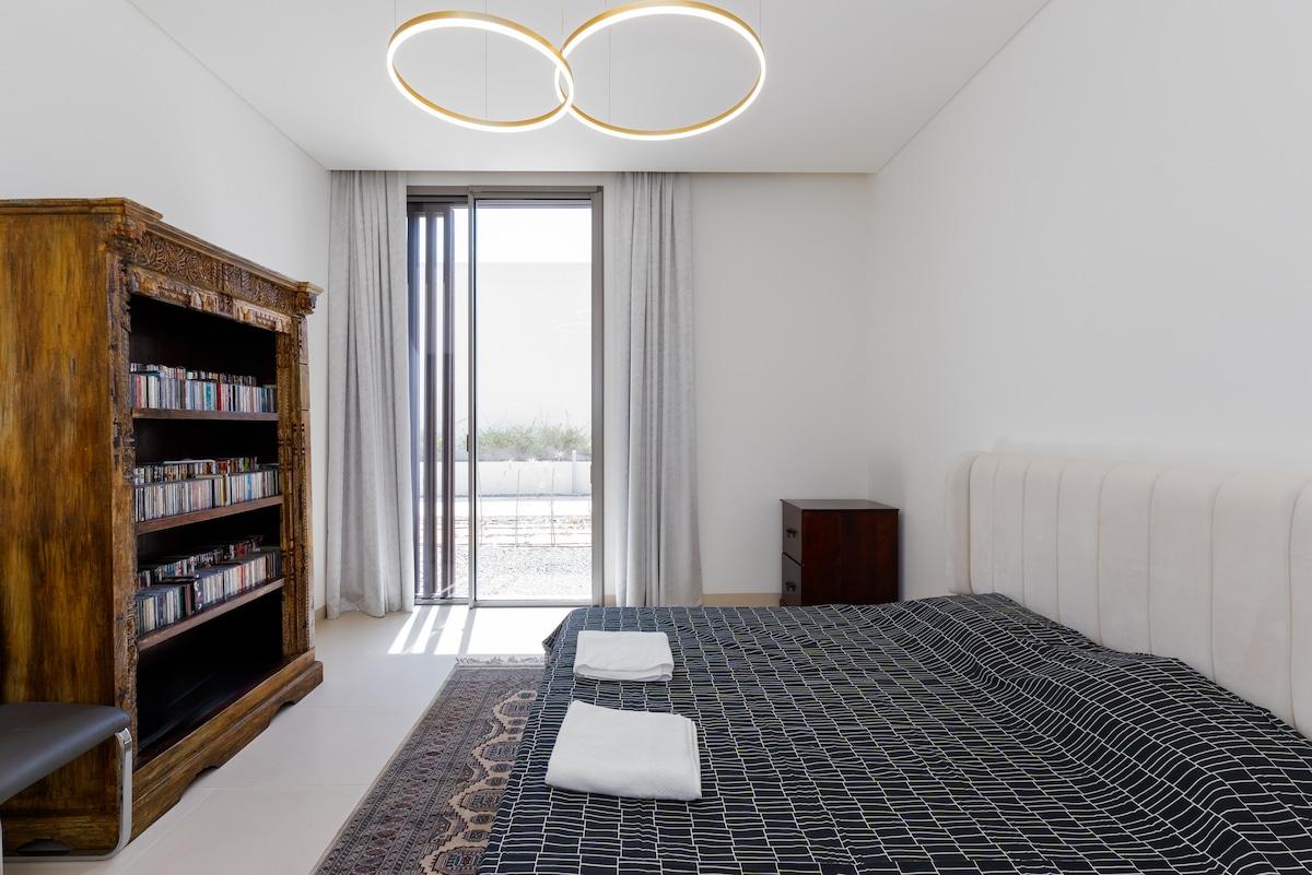 Exclusive 4BR Villa w/ Pvt Pool & Beach, Al Zorah - 4