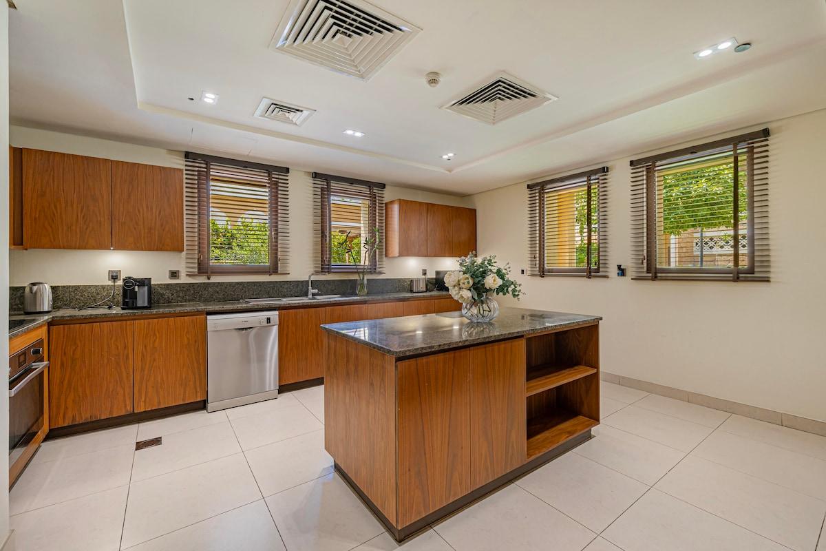 7 BDR Luxury Villa in Palm Jumeirah - 5