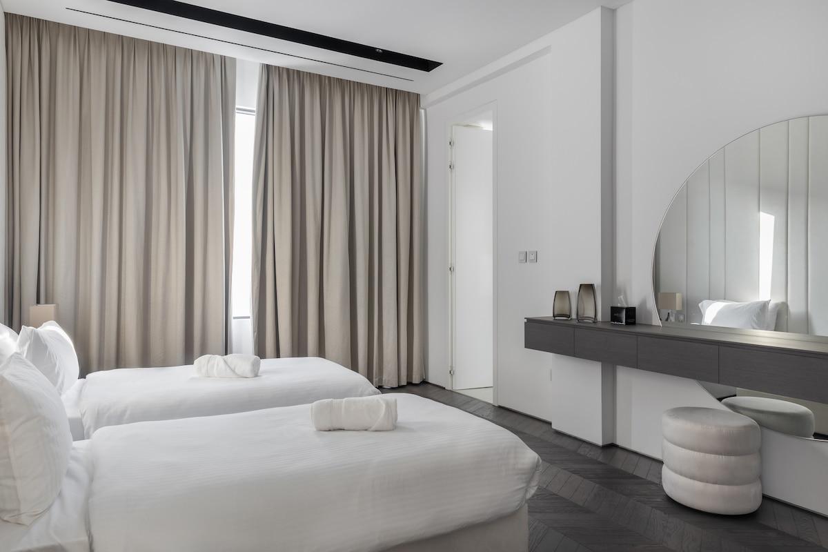 Palm Jumeirah Paradise: 5BR Villa | Infinity Pool - 4